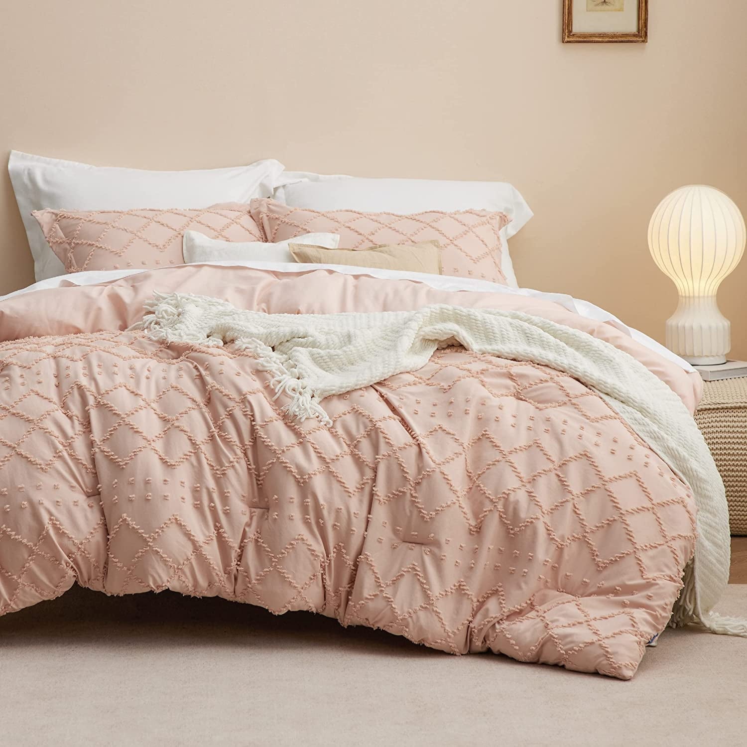 U by Bedsure Full Size Comforter Set - Coral Pink Comforter, Boho Tufted Shabby Chic Bedding Comforter Set, 3 Pieces Vintage Farmhouse Bed Set for All Seasons, Fluffy Bedding Set with 2 Pillow Shams