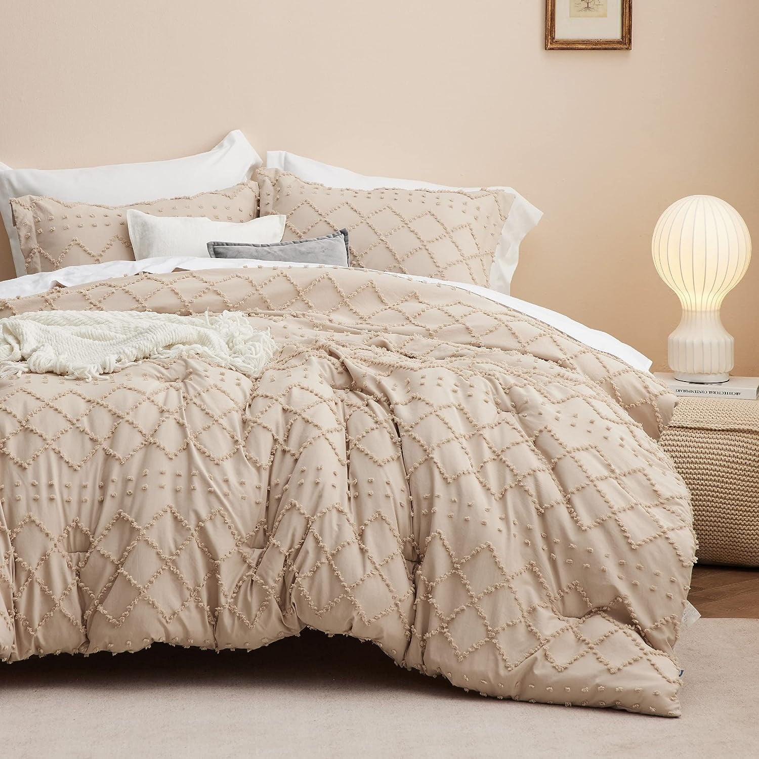 U by Bedsure Queen Comforter Set - Warm Tan Boho Tufted Shabby Chic Bedding Comforter Set, 3 Pieces Vintage Farmhouse Bed Set for All Seasons, Fluffy Soft Bedding Set with 2 Pillow Shams
